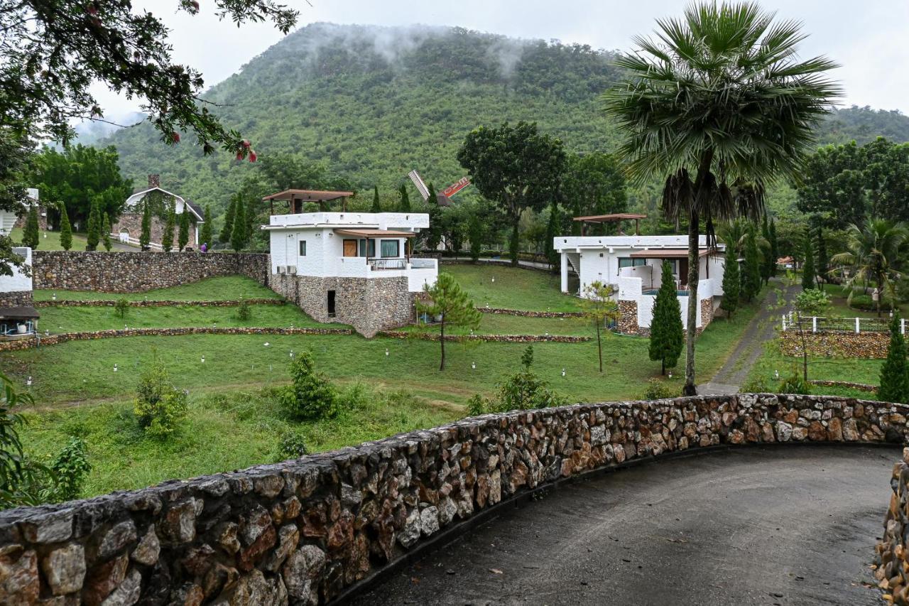 Swiss Valley Hip Resort Suan Phueng Bagian luar foto